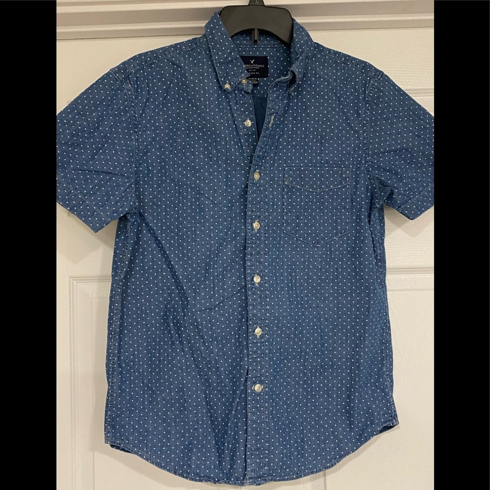American eagle classic fit button down short sleeve shirt.